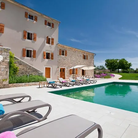 Villa Sleeps 17 With Pool Air Con And Wifi