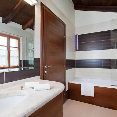 Sleeps 17 With Pool Air Con And Wifi