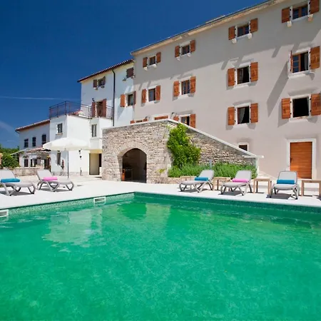 Sleeps 17 With Pool Air Con And Wifi Boskari