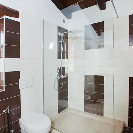 Sleeps 17 With Pool Air Con And Wifi