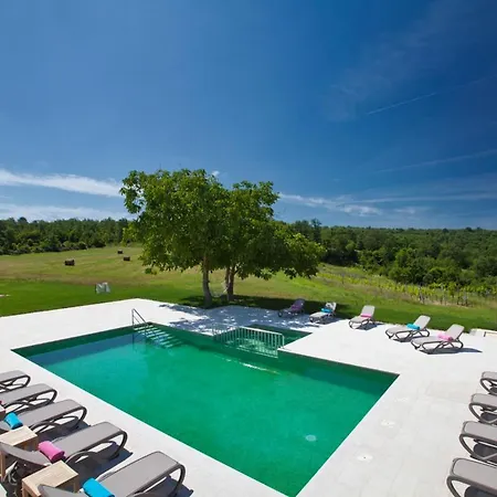 Sleeps 17 With Pool Air Con And Wifi * Boskari