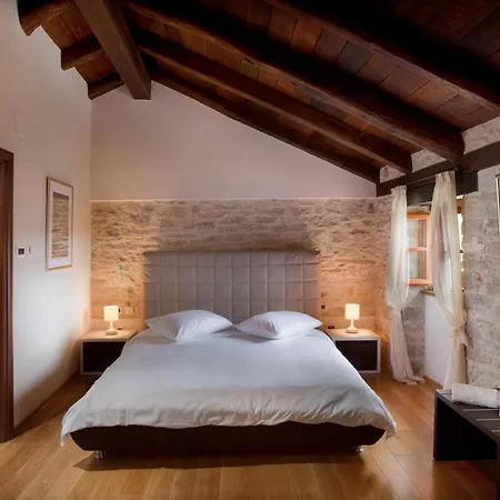 Sleeps 17 With Pool Air Con And Wifi