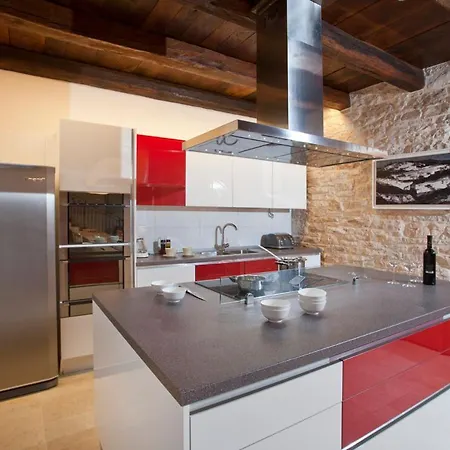 Sleeps 17 With Pool Air Con And Wifi
