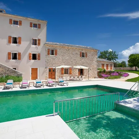 Villa Sleeps 17 With Pool Air Con And Wifi